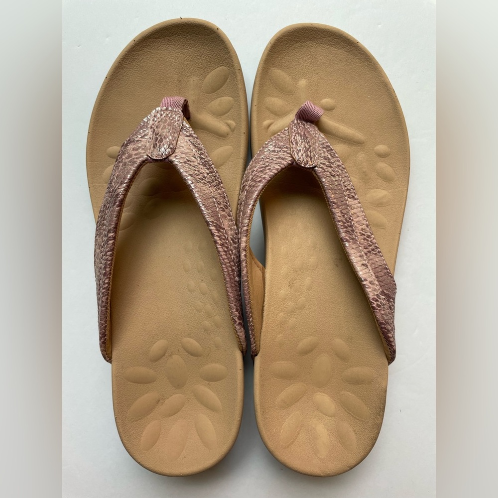 MEGNYA women’s metallic pink snake skin flip flop sandal. Size 8.5